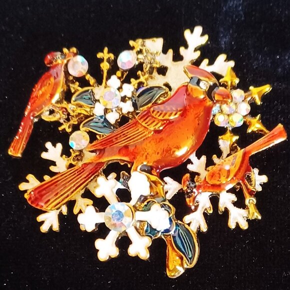 Wonderful Cardinal Christmas Brooch - Picture 2 of 5